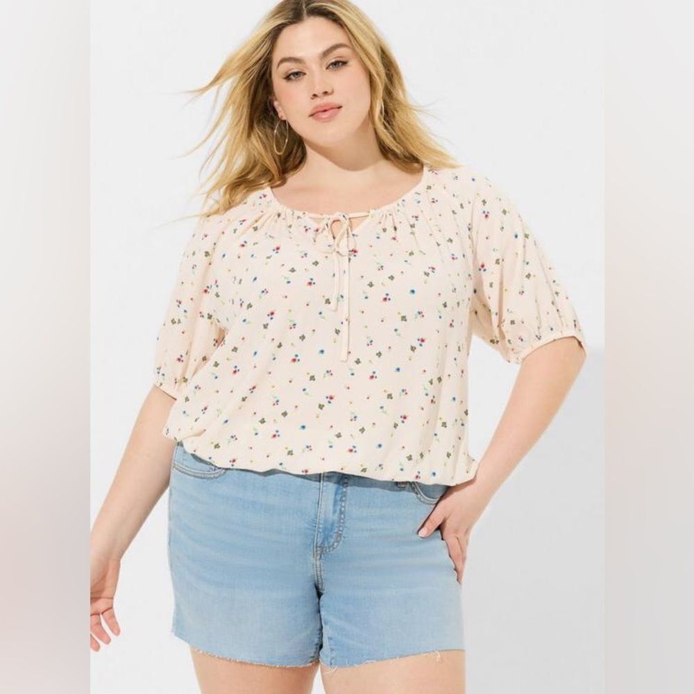 364. Torrid bees and flowers Gauze Blouson Half Sleeve top size 1 (1X)